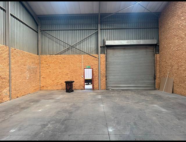 300M² WAREHOUSE TO LET IN CROWN